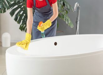Zacieki na wannie i umywalce – jak je usunąć?