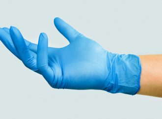 Rękawiczki jednorazowe – kto powinien po nie sięgnąć?