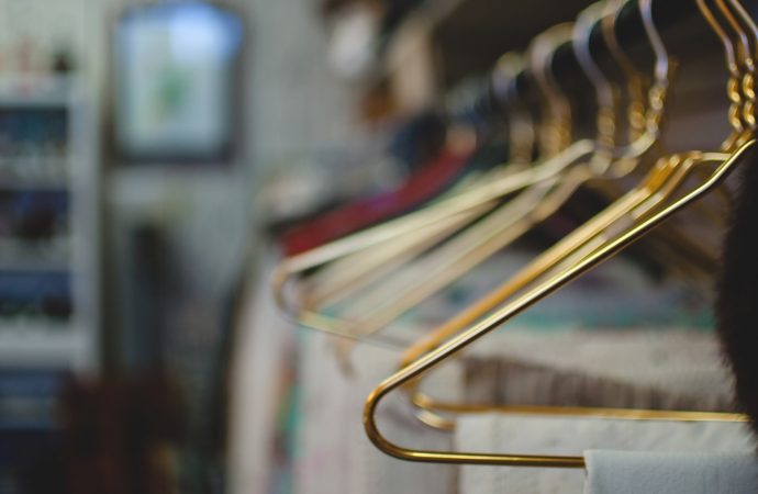 Porządek w garderobie – jak organizować ubrania i akcesoria?