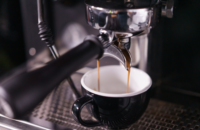 W poszukiwaniu doskonałej filiżanki do espresso: Przewodnik dla kawoszy