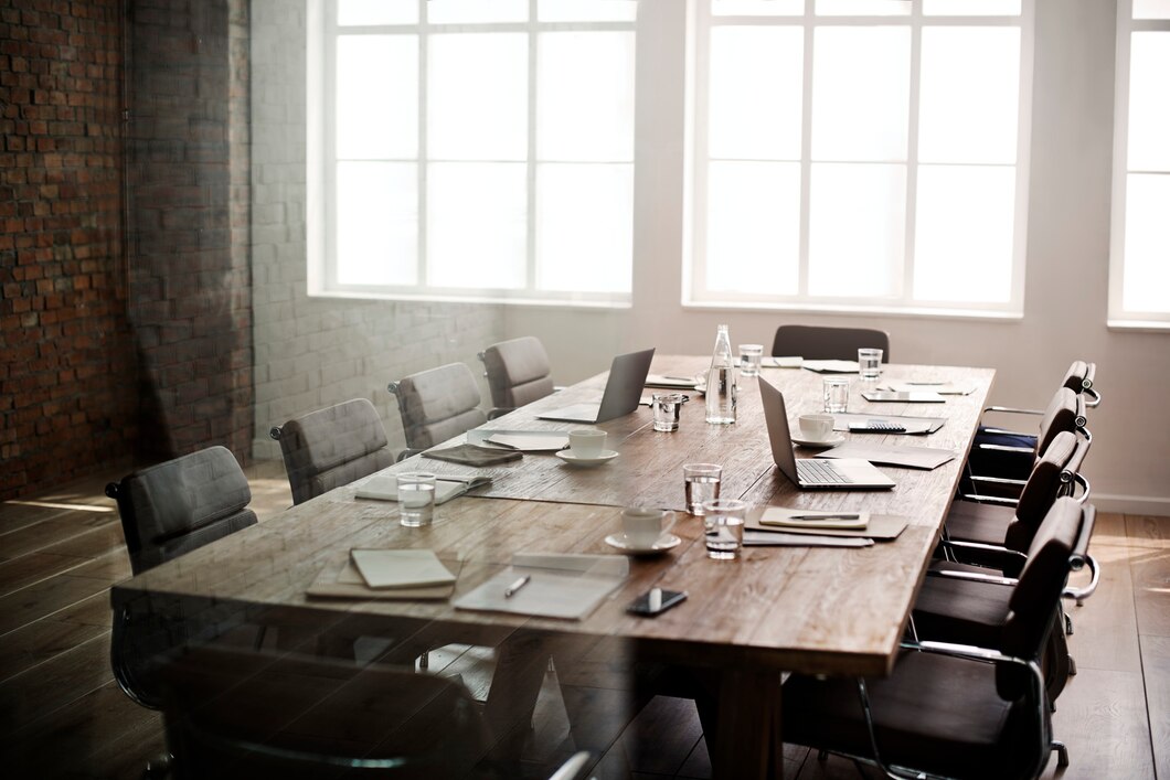Jak wybrać właściwe stoły konferencyjne do biura?