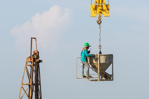 Jakie są kluczowe zalety korzystania z wielofunkcyjnych narzędzi do pracy na wysokościach?